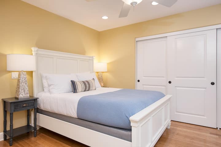 Chumba cha kulala 4 kina kitanda cha malkia.