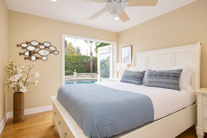 Chumba cha kulala 3 kina kitanda cha malkia na ufikiaji wa baraza.