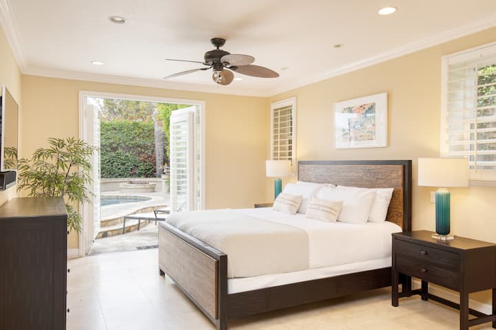 Chumba cha kulala cha msingi kina kitanda aina ya king, bafu, ufikiaji wa baraza na televisheni.