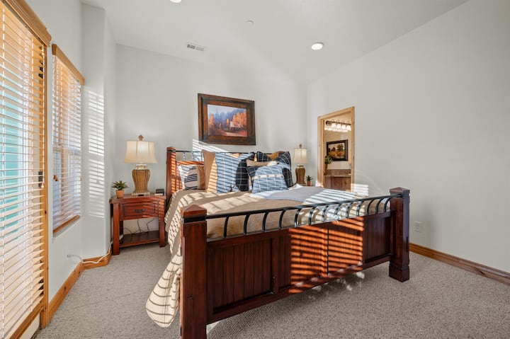 ห้องสวีทห้องนอนหลักมีเตียงคิงไซส์หรูหราและพื้นที่จัดเก็บที่เพียงพอ