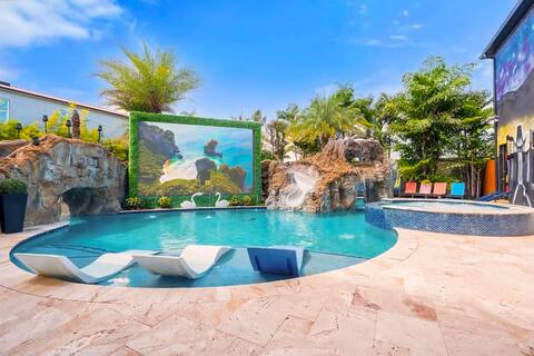 Hollywood-Themed Luxury Mansion w Pool—Sleeps 50