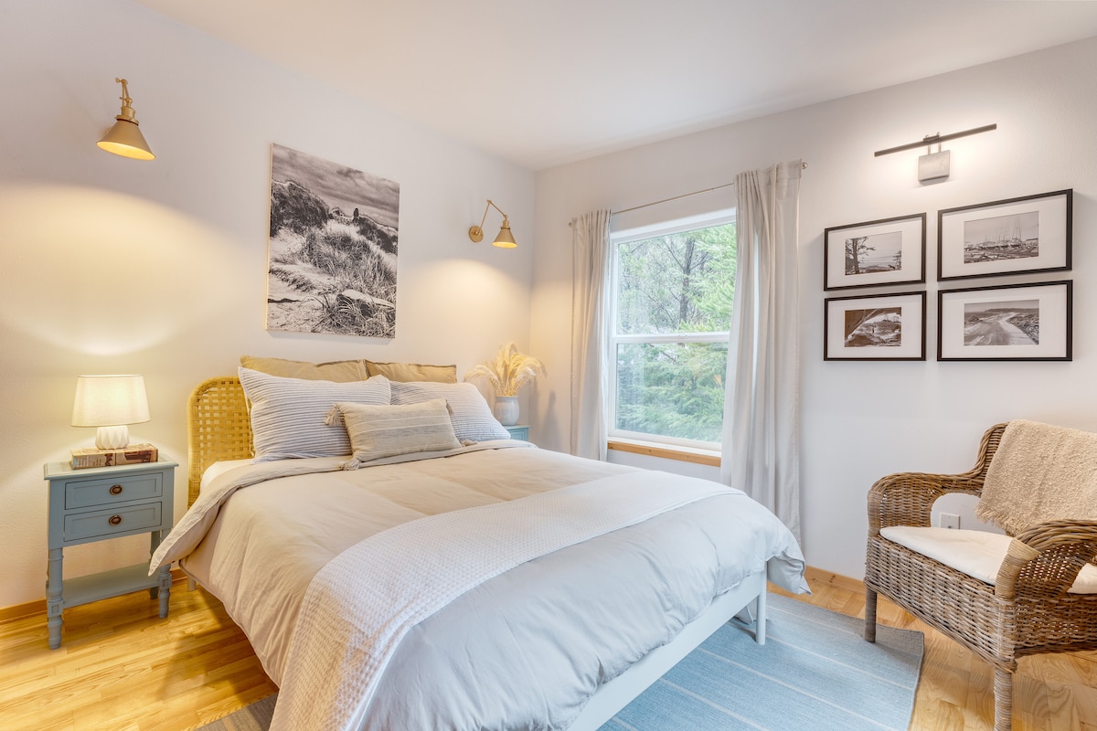 El dormitorio principal cuenta con una cama tamaño king.