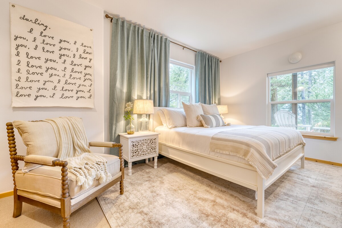 El dormitorio 2 cuenta con una cama tamaño queen.