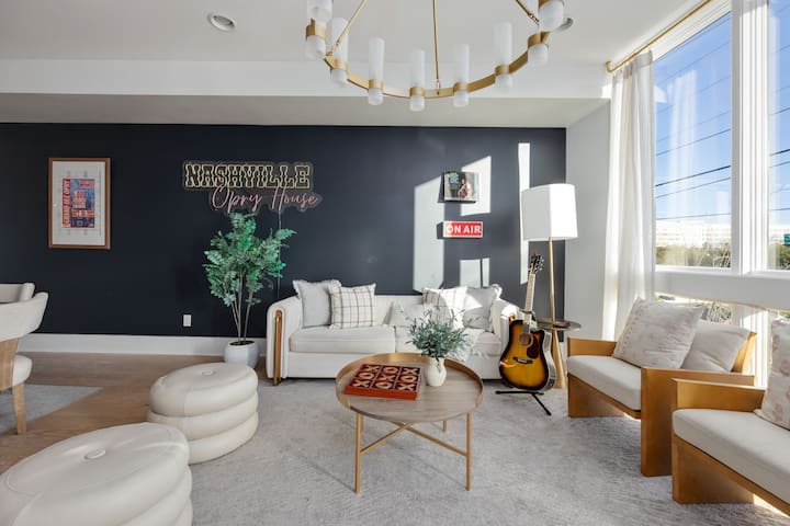 The Whiskey Barrel Hideaway: Jam Out & Race Bulls