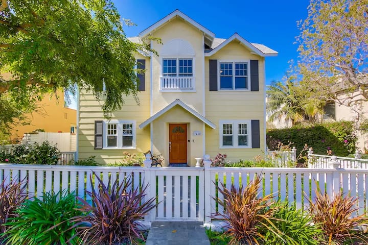 La Jolla Cottage Backyard Oasis & Walk to Village!