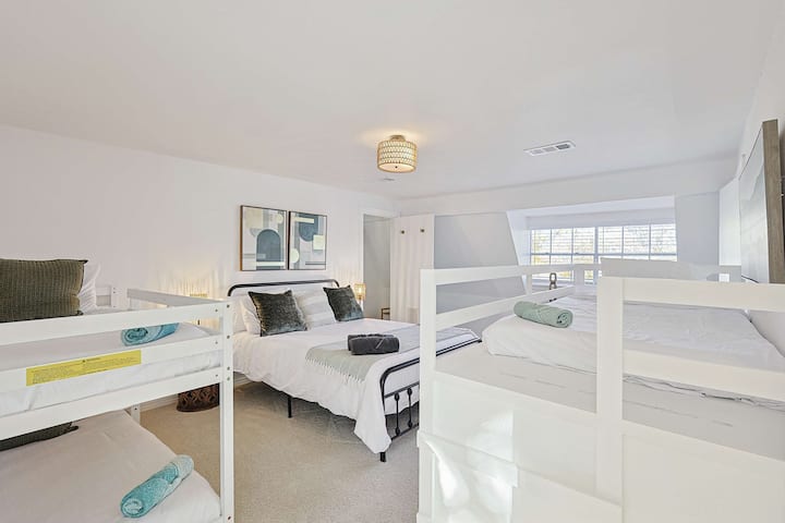 Მეხუთე საძინებელი ორი ორსართულიანი საწოლითა და ერთი ორადგილიანი საწოლით