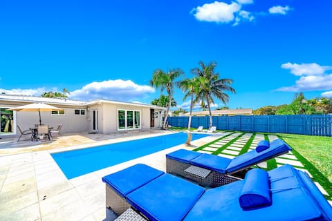 Heated Pool! Close To Beach & Shops!