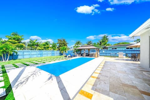 Heated Pool + Hot Tub! Close 2 Beach & Shops!