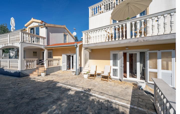 2 Bedroom Nice Apartment In Rogoznica - Primošten