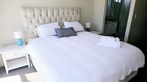 Eglinton Elegance - Hamptons Retreat