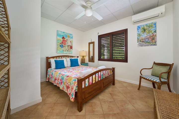 Втора спалня: двойно легло с първокласно спално бельо, вграден гардероб, нощно шкафче, библиотека, складово помещение и огледало в цял ръст. Допълнителните удобства включват климатик, резервно спално бельо, кърпи и плажни кърпи