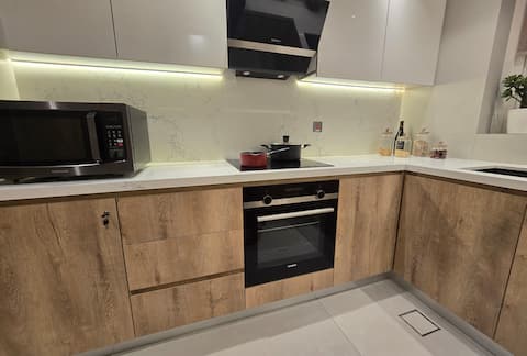 Popular Airbnb listing: Beachfront 270 view private beach high floor in Dubai