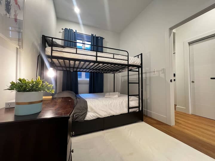  מיטות קומותיים נוחות הופכות את החדר הזה לאידיאלי לילדים או לקבוצות.