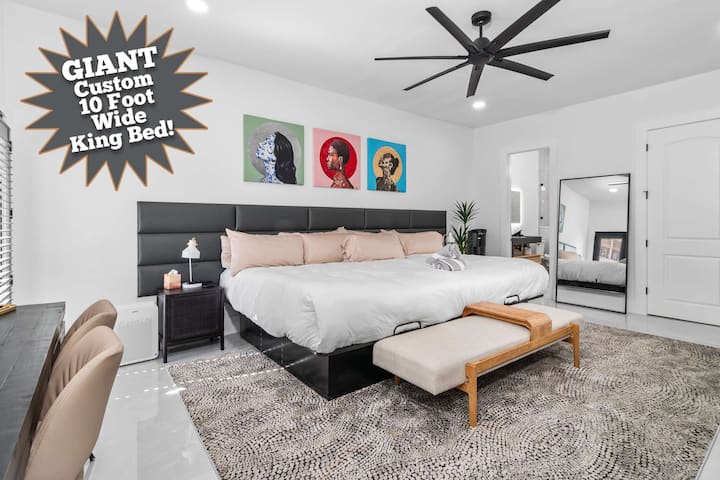 Poolhouse Bedroom 1 - Giant 10-foot custom bed!