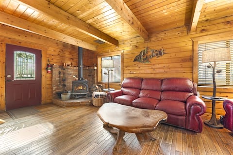 Popular Airbnb listing: Basecamp Cabin: Log Cabin Near Trails Grand Canyon in Kachina Village