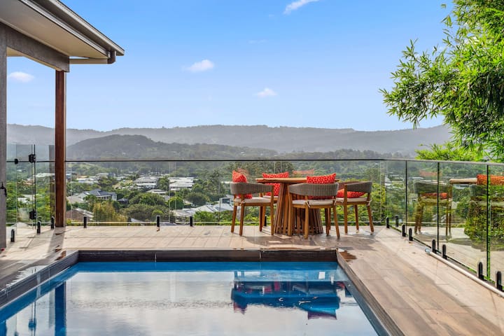 Hillside Hideaway: Hinterland Escape with Views