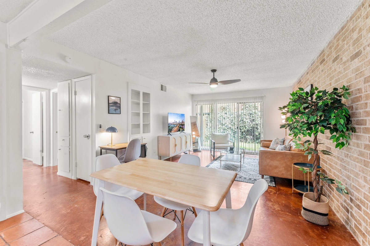 Prime SoCo airy 2BR king suite w/ pool, parking
