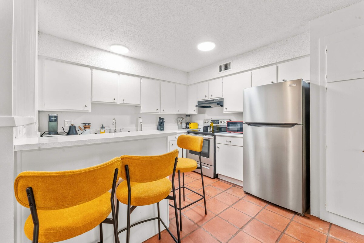 Prime SoCo airy 2BR king suite w/ pool, parking