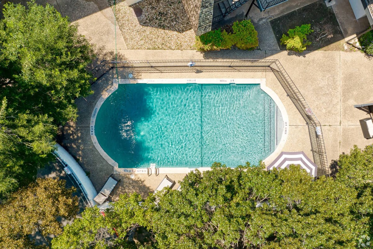 Prime SoCo airy 2BR king suite w/ pool, parking