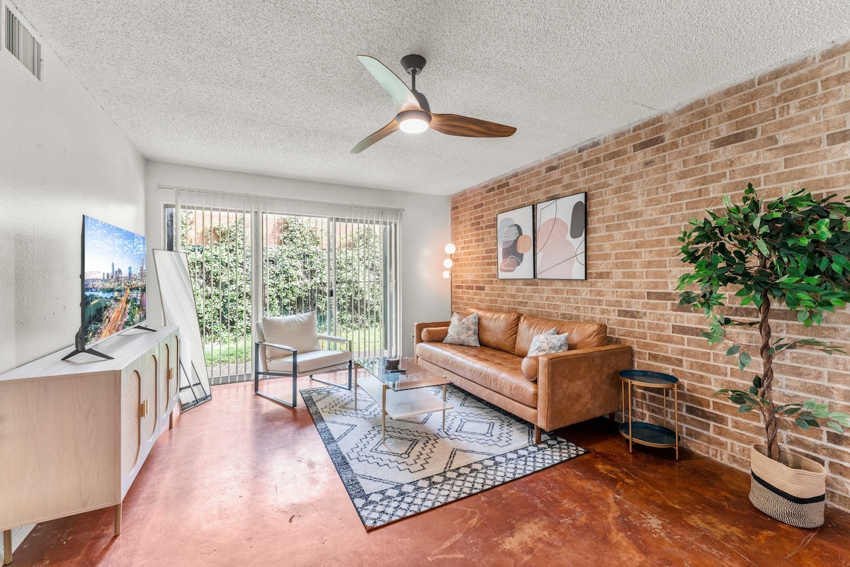 Prime SoCo airy 2BR king suite w/ pool, parking