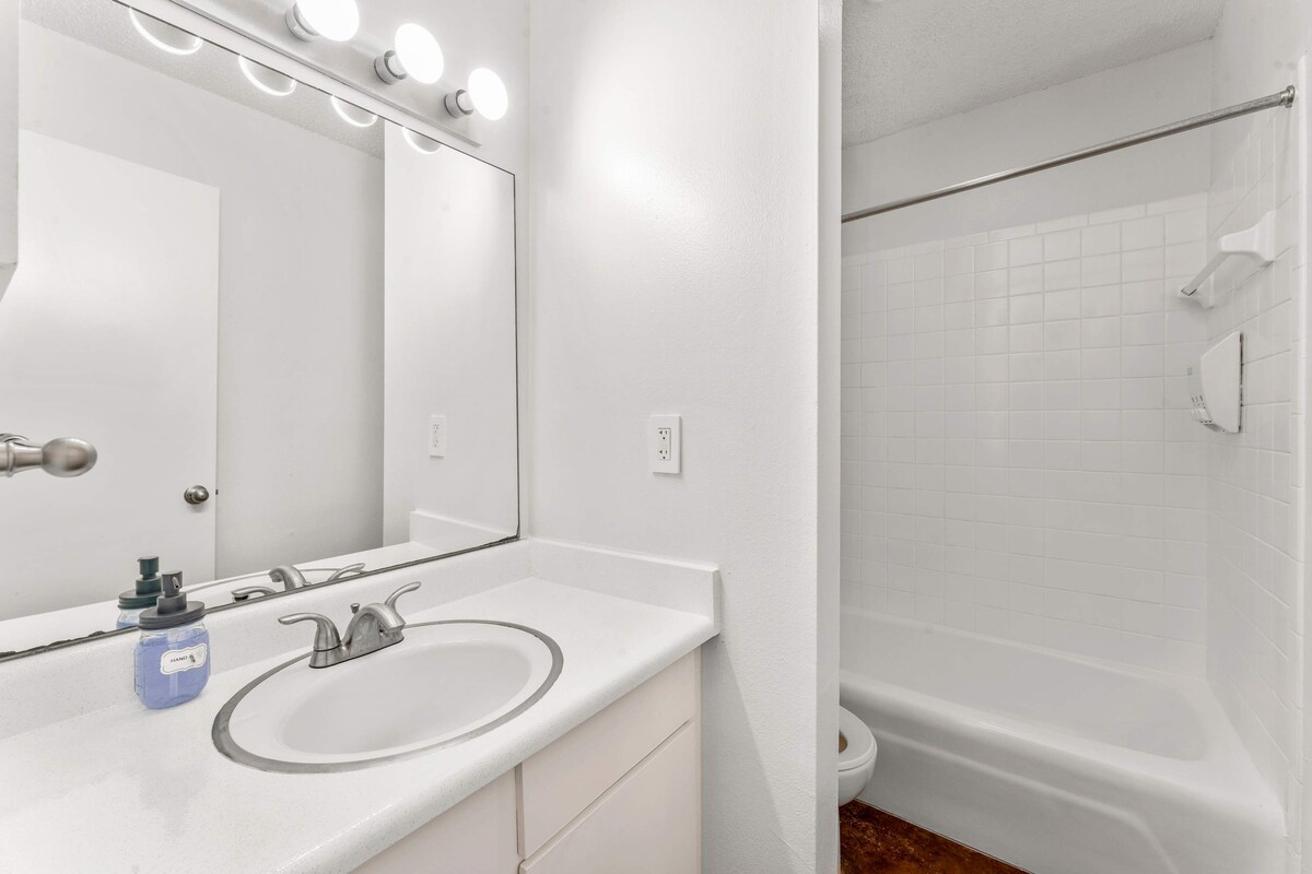 Prime SoCo airy 2BR king suite w/ pool, parking