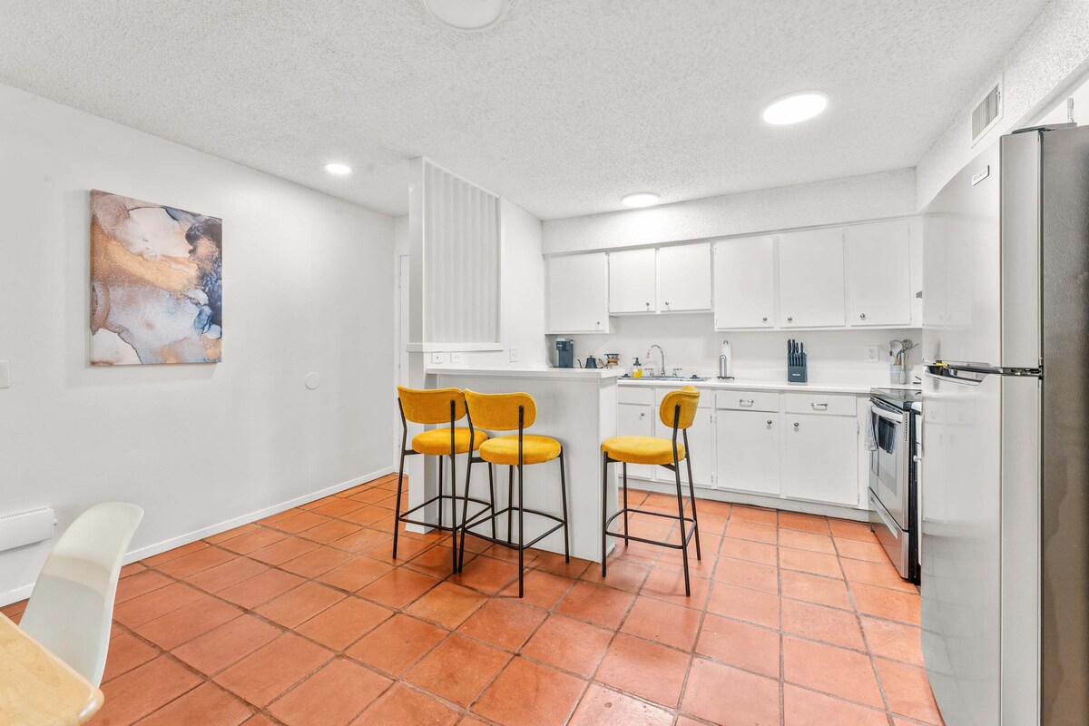 Prime SoCo airy 2BR king suite w/ pool, parking
