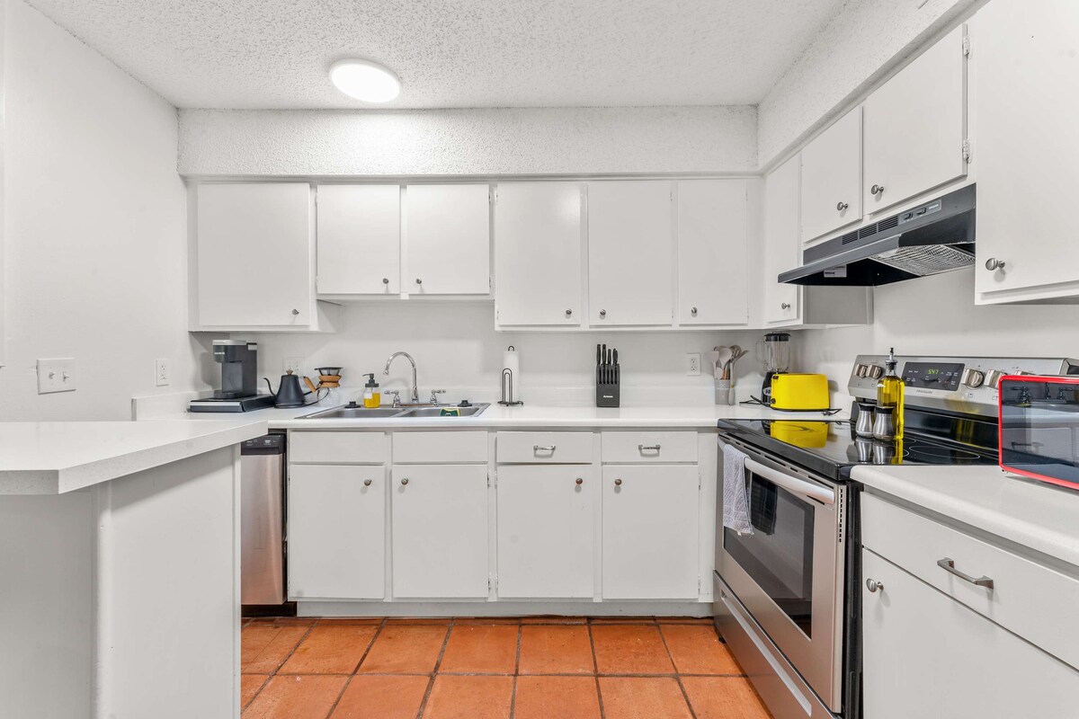 Prime SoCo airy 2BR king suite w/ pool, parking