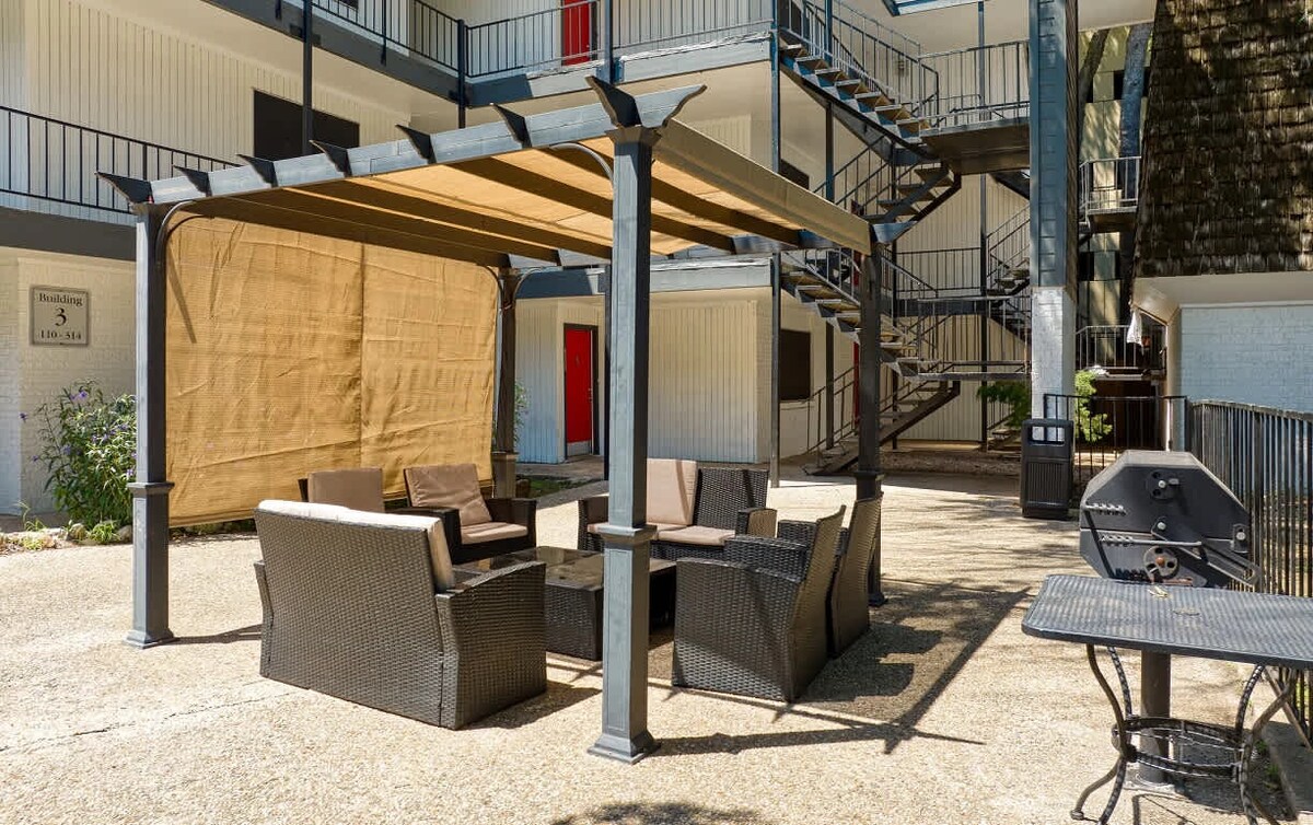 Prime SoCo airy 2BR king suite w/ pool, parking