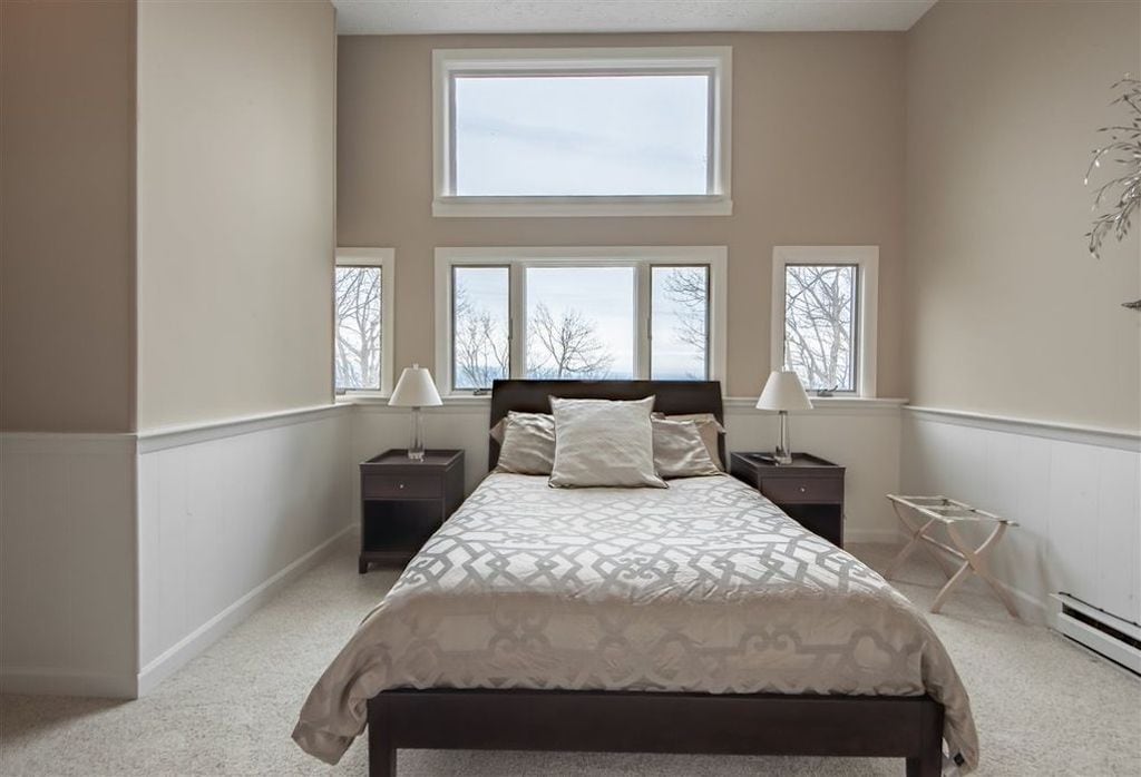 Dhoma e gjumit e Mbretëreshës së Nivelit të Sipërm. Ka banjë të kompletuar brenda në suitë me dush stand up