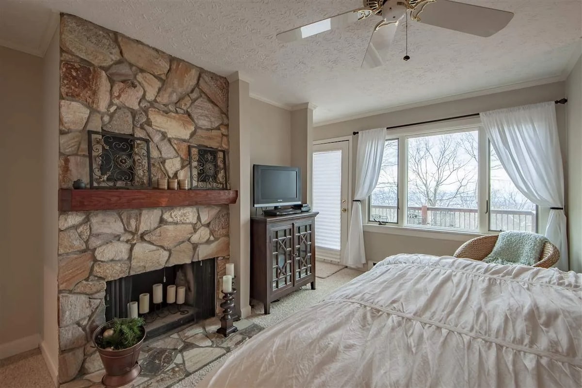 Kati i mesëm - Dhoma e gjumit "King" me vaskë/dush të kompletuar. Oxhaku nuk është funksional për përdorim nga vizitorët