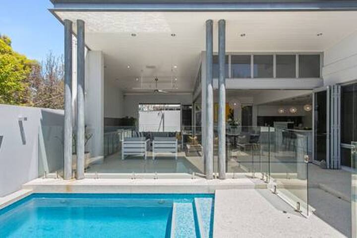Modern Traveler – great location + pool gallery image 2