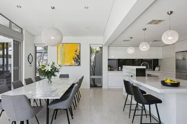 Modern Traveler – great location + pool