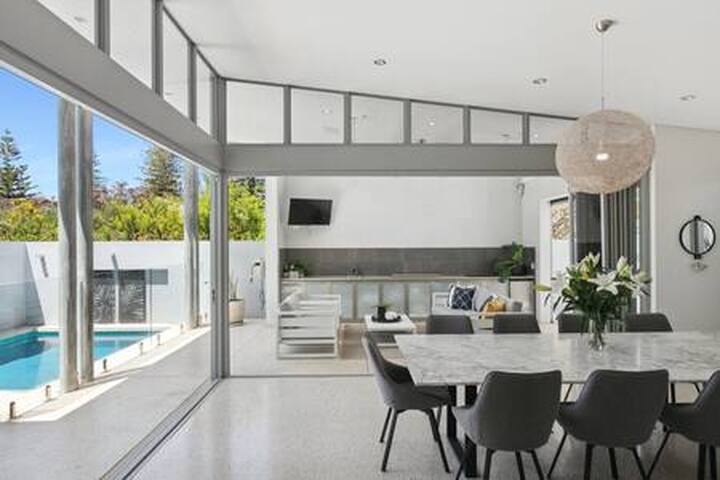 Modern Traveler – great location + pool gallery image 3