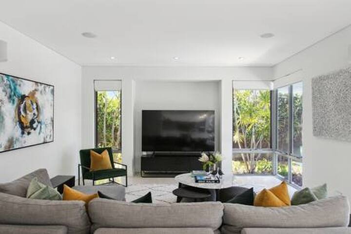 Modern Traveler – great location + pool gallery image 4