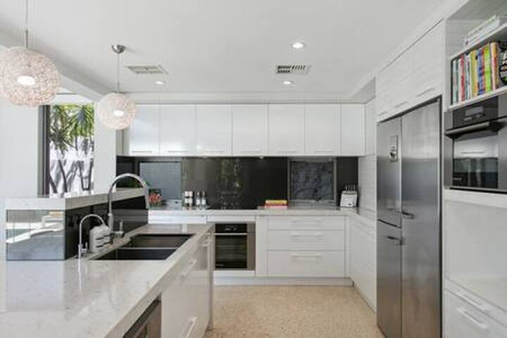 Modern Traveler – great location + pool gallery image 5