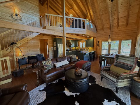 Cabin w/Views, Game Room, Full Kitchen, Wifi