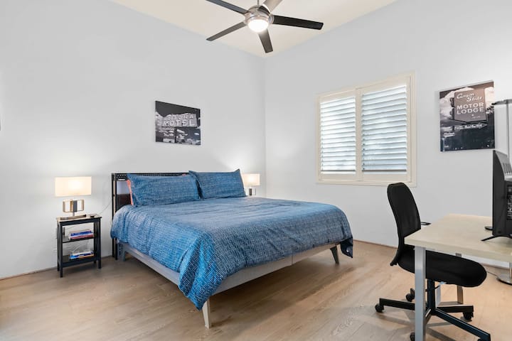 Amplía con estilo: este acogedor dormitorio cuenta con una lujosa cama tamaño king, una decoración moderna y elegante y el toque perfecto del encanto de un motel vintage para que te sientas como en tu propia casa.