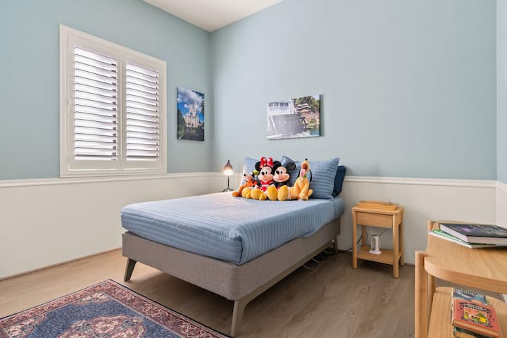 Whimsy se encuentra con la comodidad en este divertido dormitorio de doble tamaño, completo con magia de Disney y mucho encanto para los dulces sueños y las aventuras de la historia.