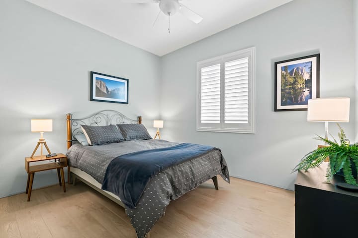 La acogedora elegancia se encuentra con el encanto moderno en este tranquilo refugio de dormitorios, completo con una lujosa cama tamaño queen y cálida luz natural para el lugar perfecto para relajarse