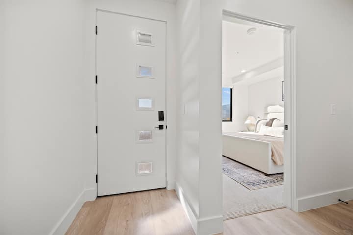 Достъпът до спалнята е от коридора близо до входа.