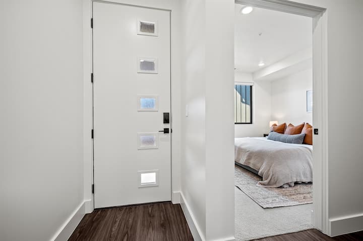 Chumba cha kulala kinaweza kufikiwa kutoka kwenye ukumbi ulio karibu na mlango.