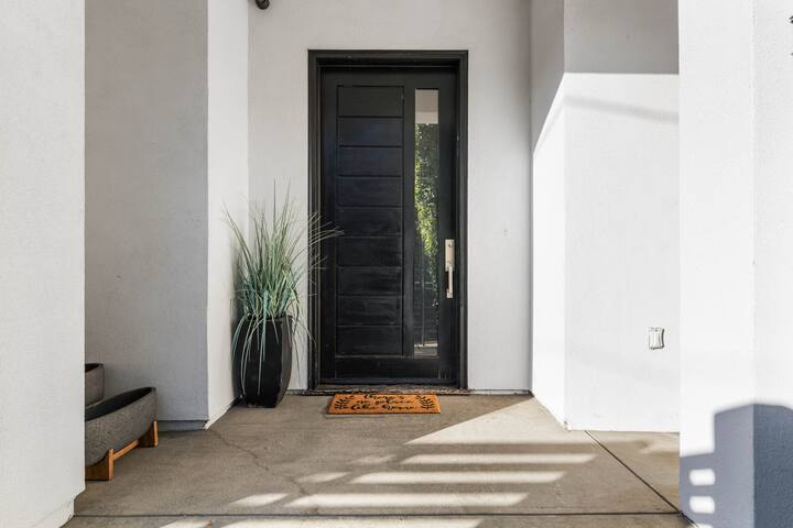 Tarzana Contemporary Home w/ Pool, Spa &BB Court gallery image 4