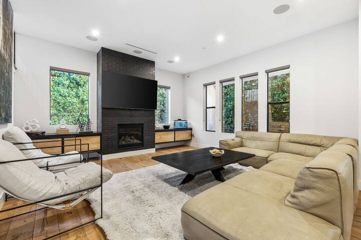 Tarzana Contemporary Home w/ Pool, Spa &BB Court gallery image 3