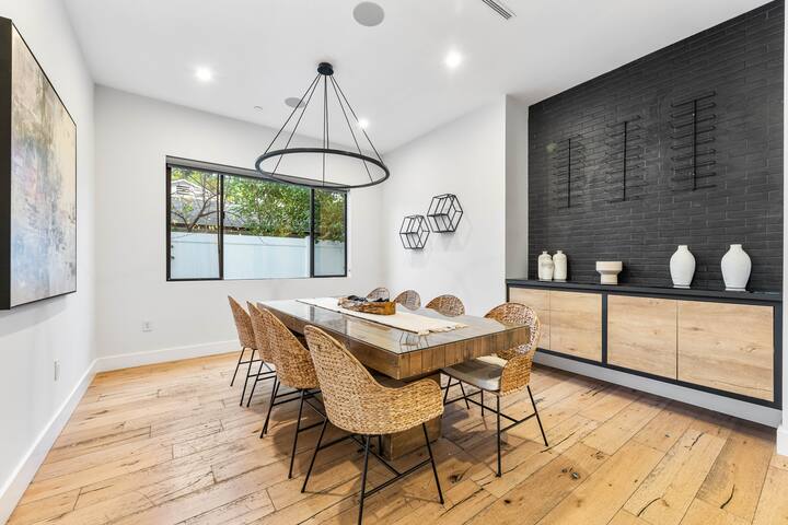 Tarzana Contemporary Home w/ Pool, Spa &BB Court gallery image 2