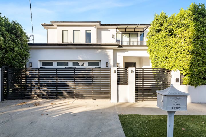 Tarzana Contemporary Home w/ Pool, Spa &BB Court