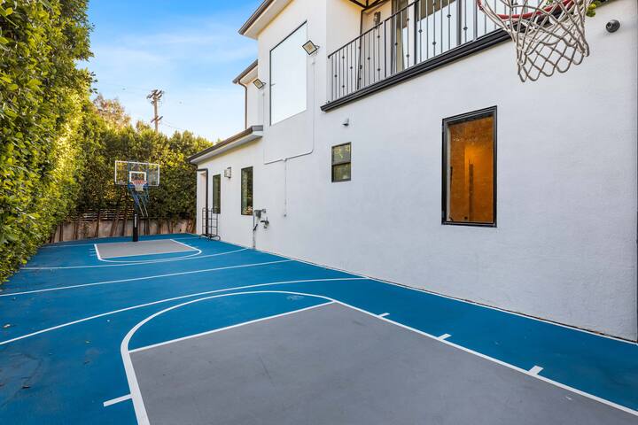 Tarzana Contemporary Home w/ Pool, Spa &BB Court gallery image 5