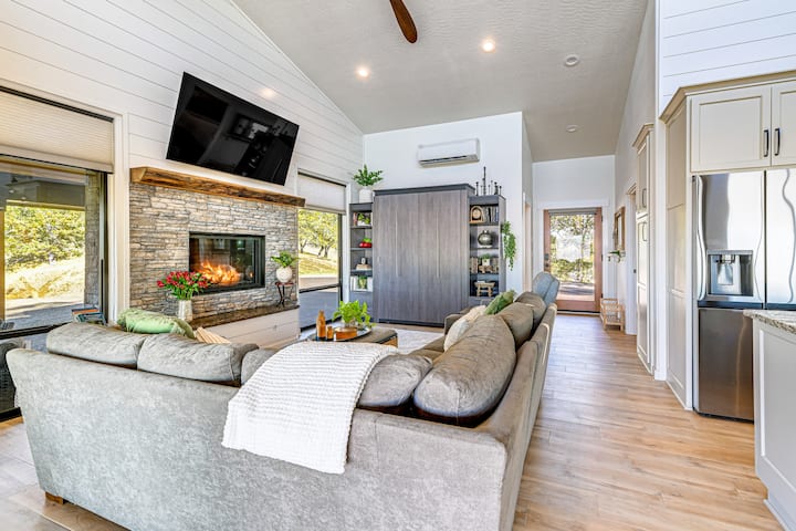 Dreamy Hilltop View: Roseburg Retreat w/ Hot Tub!