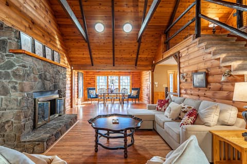 NEW: Large Cabin w/ Hot Tub & Game Room!