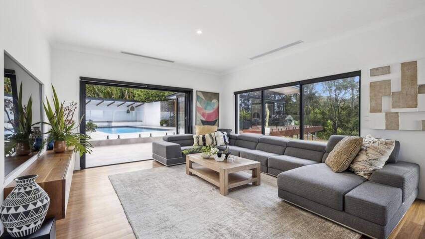 Sapphire Del Mar – Pool Sauna Gym Spa Sleeps 13 gallery image 2