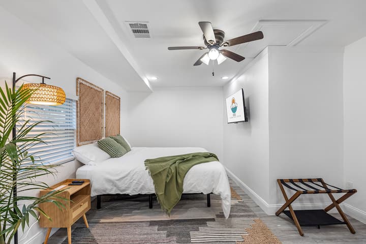 تتميز غرفة النوم الكبيرة هذه بلوح أمامي قابل للتعديل يتم التحكم فيه عن بُعد وتلفزيون ذكي مثبت على الحائط، مصمم لتوفير أقصى قدر من الراحة والملاءمة.